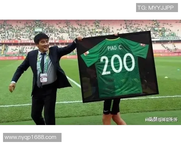 从卖报纸到绿茵场的传奇人生足球明星的奋斗与荣耀